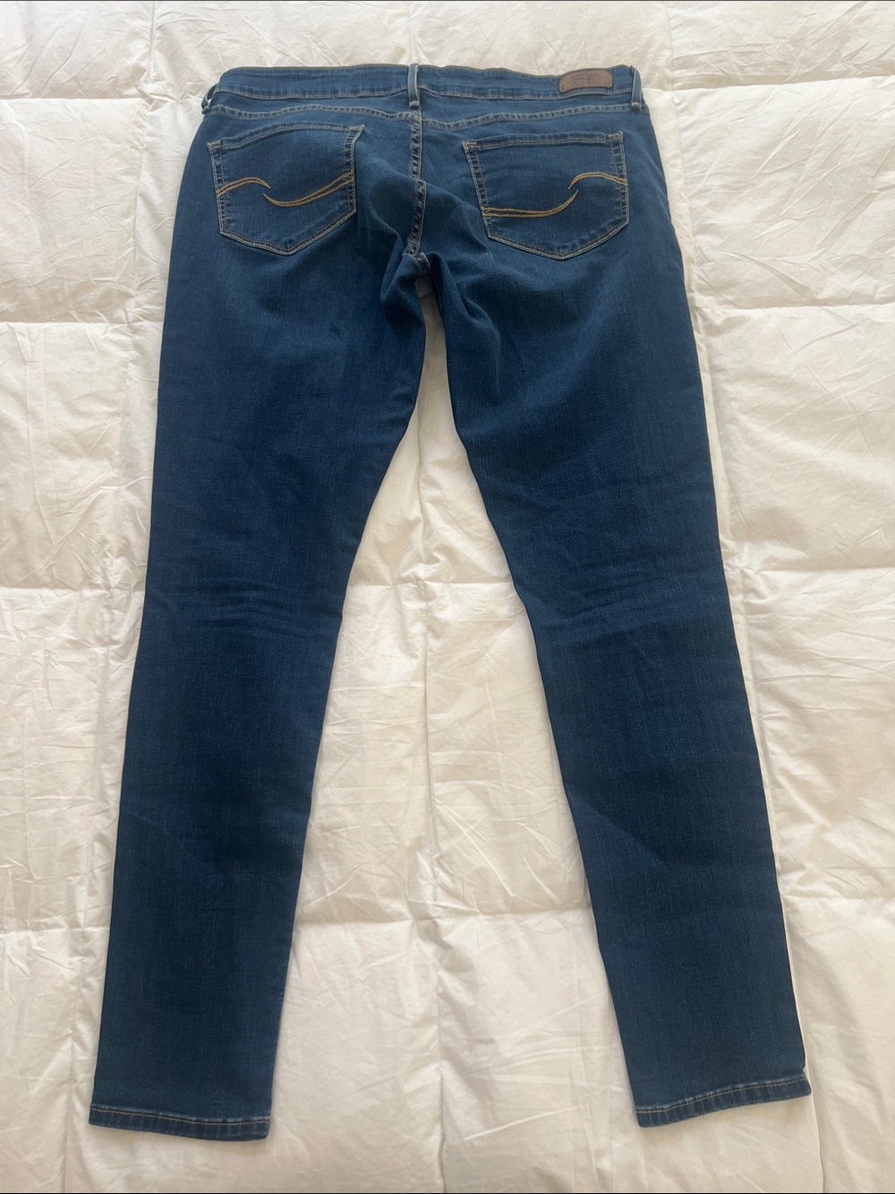 Signature Levi’s Women's Low-Rise Distressed Jeggings in Dark Blue Wash - Picture 4 of 8